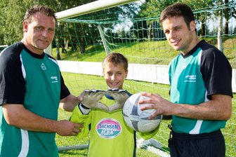 Das Blitz-Comeback beim FSV Zwickau: Torhüter Lucas Hiemann und die großen Fußstapfen seines Vaters Holger - Holger Hiemann (links) und Steffen Süßner betrieben einst in Chemnitz eine Torwartschule: Filius Lucas (damals 11 Jahre alt) hatte seinen Spaß.