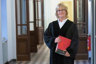 Das Böse zwischen Aktendeckeln - Richterin Simone Herberger. Hier in schwarzer Robe am Landgericht Chemnitz.