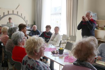 „Das braucht es eigentlich in jedem Ort “: Neuer Nachbarschaftsladen in Johanngeorgenstadt kommt gut an - Das Konzept vom Nachbarschaftsladen in Johanngeorgenstadt geht auf: Hartmut Lubitz begleitet mit seiner Mundharmonika das gemeinsame Singen in dem „Laden“.