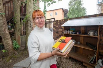 Das Bring-und-Nimm-Regal vor den Plauener Weberhäusern ist verschwunden: Das ist der Grund - Weberhaus-Chefin Kerstin Rüffer hat jetzt wieder mehr Freude am Inhalt des Mitnahmeregals.