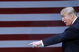 Das Buch, das böse ist - Seit gestern ist "Fire and Fury" auf dem Markt - ein 330-Seiten-Wälzer über Donald Trump. Als wolle er den Titel ("Feuer und Zorn") illustrieren, belegte der US-Präsident erst seinen im Buch zitierten Ex-Chefstrategen Stephen Bannon mit einem Bannstrahl ("Er ist verrückt geworden"). Dann überschlug sich seine Sprecherin mit abfälligen Äußerungen über das "komplett erfundene" Werk. Schließlich hetzte Trump dem Verlag seine Anwälte auf den Hals.