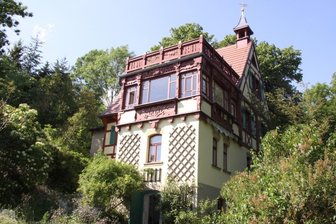 Das Burgsteingebiet erhält märchenhaften Wanderweg - Das idyllisch gelegene Hermann-Vogel-Haus bei Krebes im Burgsteingebiet (Gemeinde Weischlitz). Drumherum soll möglichst noch in diesem Sommer ein Märchen-Wanderweg entstehen.