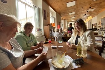 Das „Café Mehrwert“ in Lengenfeld wackelt: „Das ist unsere letzte Chance“ - Rommé-Runde im „Café Mehrwert“: Brigitte Hunger, Sandra Wobith und Jasmin Schönherr (von links).