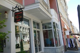 „Das Café war für mich wie mein Kind“: Warum das „Mon Chérie“ in der Zwickauer Hauptstraße nicht wieder öffnet - Das Lokal überezugte vor allem Familien wegen des großen Spielbereiches für Kinder. „Die Spielecke ist so groß wie eine Wohnung. Hab ich so auch noch nicht gesehen“, schwärmte eine Besucherin online.