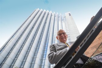 Das Chemnitzer Hochhaus-Hotel: Ehemaliger Gastrochef blickt auf Zeit im „Kongreß“ zurück - Peter Klingst, ehemaliger gastronomischer Leiter vom Interhotel „Kongreß“, schaut öfters an seiner alten Arbeitsstätte vorbei.