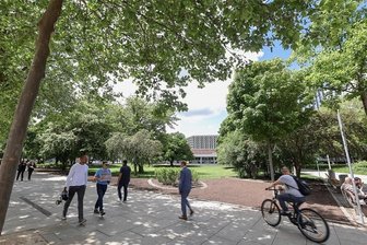 Das Chemnitzer Park-Abc - Stadthallenpark: Unter den Bäumen am Roten Turm suchen vor allem im Sommer viele Besucher Entspannung. Er ist der kleinste Chemnitzer Park und der am stärksten besuchte. Das liegt auch an den vielen Innenstadtbesuchern, für die der Park eine Abkürzung auf dem Weg durch die City ist.