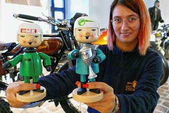 Das Comeback des MZ-Männels - Mitarbeiterin Celine Wolf zeigte die von Kunsthandwerk Blank in Grünhainichen gefertigten MZ-Räuchermännchen: rechts die auf 999 Stück limitierte Jubiläumsedition mit altem MZ-Logo auf dem Helm, kariertem Schaltuch und Trophäe. 