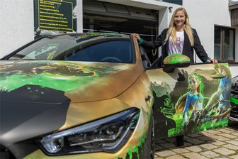 Das coolste Auto des Vogtlands: Aug in Aug mit der Nintendo-Prinzessin Zelda - Madeleine Genßler aus Plauen ist stolz auf ihren Mercedes-AMG CLA 35. Das liegt vor allem an Prinzessin Zelda und den Charakteren aus deren Welt, die sich auf der kompletten Karosserie wiederfinden.