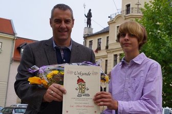 Das Crimmitschauer Maskottchen heißt jetzt Türmel - Luc-Oliver Wadewitz (rechts) ist einer der drei Personen, die als Namen für das Maskottchen Türmel vorgeschlagen haben. Er war bei der Namensverleihung mit Sahnschul-Leiter Jörg Erler im Rathaus dabei.