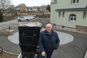 Das Datum steht fest: Jetzt sucht Bergen Kandidaten für die Bürgermeisterwahl - Bürgermeister Günter Ackermann auf dem damals neu gestalteten Rathausvorplatz. Die energetische Sanierung des Rathauses war eines seiner Ziele.