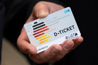 Das Deutschlandticket braucht eine Perspektive - Ein „D-Ticket“ im Chipkartenformat wird auf einem Pressetermin gezeigt. Foto: Boris Roessler/dpa