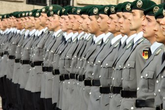 Das Dilemma mit der Wehrpflicht - Rekruten der Bundeswehr nehmen am öffentlichen Gelöbnis teil. Die Bundeswehr braucht 60.000 Soldaten mehr.