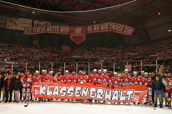 „Das Ding ist richtig explodiert“: Eispiraten Crimmitschau machen Klassenerhalt in der DEL 2 perfekt - Thomas Reichel jubelt über das Tor zum 2:0.