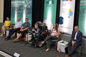„Das Ding zwischen Ihren Ohren einschalten“: Kandidaten von SPD und Linke fetzen sich in Hohenstein-Ernstthal mit AfD-Mann Moncsek - Von links: Ina Klemm (CDU), Mike Moncsek (AfD), Sven Voitel (Linke), Manuel Schramm (Bündnis 90/Grüne), Melanie Berthold (SPD) und Sebastian Bernhardt (BSW) saßen am Dienstagabend im Podium des Wahlforums, das im Schützenhaus stattfand.