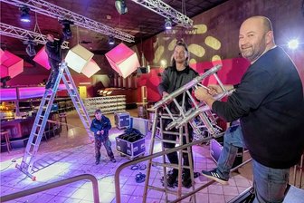 Das Disko-Experiment: Kulturhalle Olbernhau vollzieht nach 33 Monaten Neustart - Bis Samstag ist noch einiges zu tun: Marko Fay, Thomas Reichel, Sven Zimmermann und Fabian Klawe (v. r.) sind mit dem Einbau der Technik beschäftigt. 