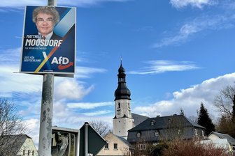 Das Dorf der Populisten? Wo AfD und BSW im Wahlkreis Zwickau am besten abgeschnitten haben - AfD-Wahlkreisieger Matthias Moosdorf auf einem Wahlplakat im Langenweißbacher Ortsteil Weißbach. In der Kommune im Süden des Landkreises haben AfD und BSW ihre besten Resultate im Wahlkreis Zwickau erzielt.