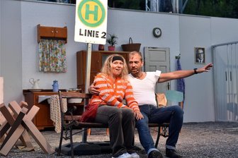 Das Dorftheater Falkenau auf der Suche nach dem Lebensglück in einem geteilten Land - Sommertheater Falkenau. Das Stück Linie 2 taucht in die Wendezeit im Osten Deutschlands ein. Claudia Schröder als Silke und Ingo Holtz als Alex sind die Protagonisten.