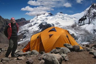 Das Drama am Aconcagua -
<p class="artikelinhalt">Karl-Heinz Barth auf dem Weg zum Aconcagua. Hier steht sein Zelt in 5000 Meter Höhe. Erst mit 65 Jahren wurde er passionierter Bergsteiger. </p>