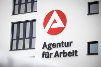 Das Drama steckt hinter der Zahl - Vom Arbeitsmarkt gibt es derzeit keine guten Nachrichten.