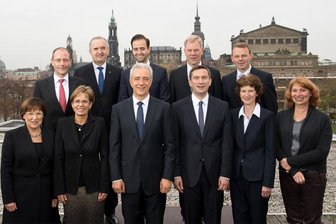 Das dritte Kabinett Tillich - oben: Markus Ulbig, Thomas Schmidt, Sebastian Gemkow, Georg Unland und Fritz Jaeckel; unten: Brunhild Kurth, Barbara Klepsch, Stanislaw Tillich, Martin Dulig, Eva-Maria Stange und Petra Köpping.