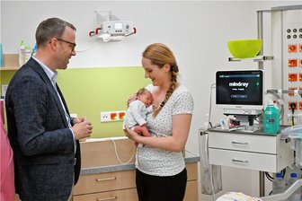 Das DRK-Krankenhaus und die Krankenhausreform - Auf der Frühgeborenen-Station des DRK-Krankenhauses in Rabenstein traf CDU-Generalsekretär Mario Czaja Annerose Fröhlich und ihre Tochter Neele Sophia. Das Mädchen kam Mitte April in der 32. Schwangerschaftswoche zur Welt. 