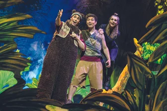 Das „Dschungelbuch“ als Musical in der Freiheitshalle Hof - Ein beeindruckendes Bühnenbild, farbenfrohe Kostüme und bestens ausgebildete Musicaldarsteller hauchen dem Dschungel Leben ein.