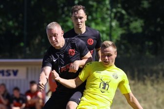 Das Duell der Enttäuschten - Nick Kaufmann (links) - hier im Zweikampf mit David Groschopp (VfB Fortuna Chemnitz) - ist neu im Team des Meeraner SV. 
