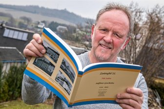 Das dunkle Geheimnis der alten Akten: Was der Geschichtenjäger von Seiffen herausgefunden hat - Detlef Strehlow hat auf gut 250 Seiten Ereignisse aus der Geschichte Seiffens und seiner Ortsteile zusammengetragen.