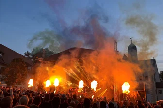 Das Duracell-Einhorn nascht vom „Wolkenschieber“: So war In Extremo live in Klaffenbach! - Feuer frei: In Extremo live in Klaffenbach.