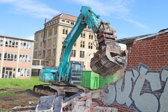 Das Ende der alten "Porzelline" in Freiberg - Unerbittlich frisst sich der Abrissbagger durch das ehemalige Trafohäuschen des Porzellanwerks.