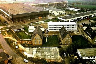 Das Ende der Bergbau-Ära in Zwickau und die Folgen - Der Rationalisierungsmittelbau und Bergbauausrüstungen Zwickau: Hinter den früheren Wohnhäusern steht das neue Verwaltungsgebäude. Neben den Werkhallen befindet sich das 1989 für die Instandhaltung errichtete Gebäude.
