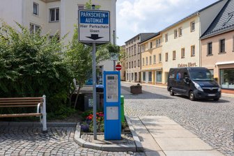 Das Ende des Gratis-Parkens: Burgstädt rüstet Parkplätze auf - Auf dem Brühl kostet das Parken Geld. Tickets werden an einem Parkscheinautomaten gezogen.