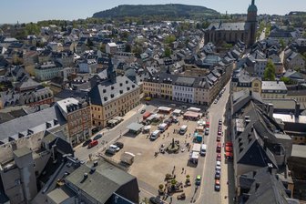 Das Ende einer Debatte im Erzgebirge: Große Resonanz auf Osterbrunnen lässt Maibaum-Verfechter verstummen - Der Annaberger Marktplatz wird auch in diesem Jahr ohne Maibaum bleiben. Trotz mehrfacher langer Debatten im Stadtrat fanden sich in den vergangenen Jahren keine Enthusiasten, die sich darum gekümmert hätten.
