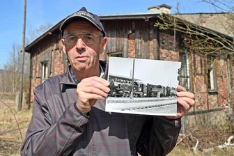 Das Ende eines wichtigen Kapitels Eisenbahngeschichte im Erzgebirge - Helmut Siegel zeigt einen seiner Schnappschüsse von der Schmalspurbahn und dem Bahnhof in Schönfeld-Wiesa.