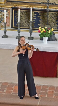 Das Ende kultureller Entzugserscheinung - Charlotte Thiele in der Schlosskirche mit einem Solo auf der Violine.