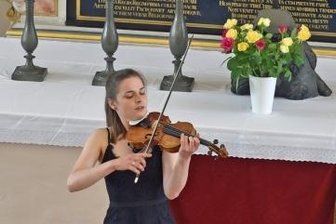 Das Ende kultureller Entzugserscheinung - Charlotte Thiele in der Schlosskirche mit einem Solo auf der Violine.