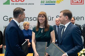 Das Ende von Kenia - wie geht es nach der Landtagswahl in Sachsen weiter? - Ein Bild aus den Anfängen der Kenia-Koalition: SPD-Wirtschaftsminister Martin Dulig, Justizministerin Katja Meier (B90/Die Grünen) und Ministerpräsident Michael Kretschmer (CDU) nach der Unterzeichnung des Koalitionsvertrages 2019.