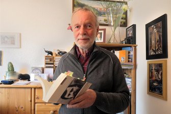 Das Erbe der Dissidenten: Warum manche Wende-Rebellen dem Staat heute noch weniger trauen als damals der DDR - Ein Buch von Jürgen Fuchs steht immer auf dem Schreibtisch von Utz Rachowski in Reichenbach. Beide kannten sich gut, und Rachowski wünscht sich, dass das Andenken des Dissidenten Fuchs in der Stadt lebendig bleibt.