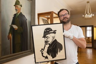 Das Erbe von Anton Günther: Sonderausstellung im Erzgebirge zum 150. Geburtstag - Museumsmitarbeiter Marcel Hilscher zeigt ein Exponat der Sonderausstellung im Erzgebirgsmuseum in Annaberg.