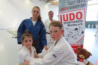 Das Erfolgsrezept eines Judosportvereins - Alt und Jung sind beim JSV Werdau mit Leidenschaft dabei - so auch Trainerin Lina Dörrer mit den Nachwuchsjudoka Hanna Buggel und Konrad Nagel sowie dem 81-jährigen Übungsleiter Erich Preuschoff.