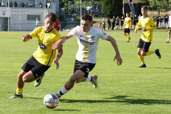 „Das Ergebnis ist bisschen hart“: Auch Freiberger Kicker verlieren bei Spitzenreiter Schöneck – und bleiben ohne Treffer - Nicht zu stoppen: Auch der BSC Freiberg mit Karl Herrmann, hier im Duell mit Tom Schulz (l.), musste sich am Sonntag den starken Schöneckern geschlagen geben.