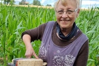 Das Ergebnis ist stets eine Überraschung - Kunstverein-Vorstandsmitglied Petra Jäntsch brennt für Raku-Technik.