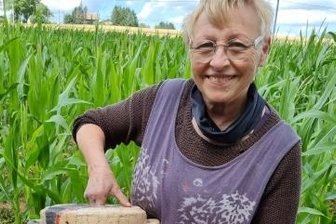 Das Ergebnis ist stets eine Überraschung - Kunstverein-Vorstandsmitglied Petra Jäntsch brennt für Raku-Technik.
