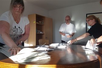 Das erste Fazit nach der Wahl im oberen Vogtland - Beim Auszählen der Stimmen in Oelsnitz am Sonntagabend.
