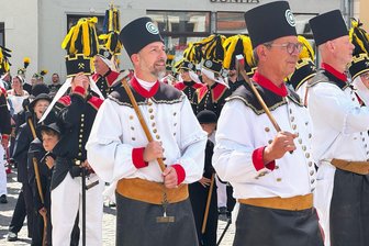 Das erste Mal Bergparade in Freiberg: Ein Oberlausitzer will Tradition bewahren - Holger Zipser (links, mit Bart) ist seit Oktober unter den Bergschmieden des HFBHKs. Zum ersten Mal läuft er eine Bergparade zum Bergstadtfest mit.