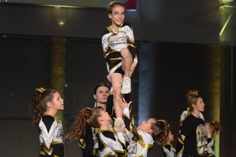 Das erste Mal seit einer Dekade: Cheermania Auerbach will in die 1. Bundesliga - Hier präsentieren die Black Linos bei der Generalprobe in der Auerbacher Schlossarena einer vollen Tribüne ihr Wettkampf-Programm.