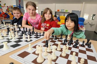 Das erste Plauener Mädchen-Team beweist sich jetzt bei der Deutschen Grundschulmeisterschaft im Schach - Melissa (von rechts), Meryem, Anni und Luca hat das Schachfieber bereits vollends gepackt.