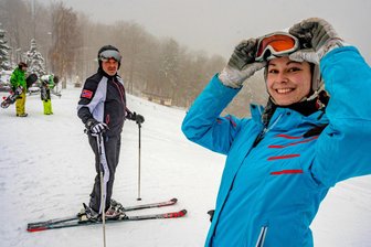 Das erste Ski-Wochenende in Erzgebirge und Vogtland: Diese Pisten und Loipen locken zum Wintersport - Die erste Skifahrer, im Foto Lea Scharschuch und Harald Limprecht aus Chemnitz, haben die Wintersaison auf dem Skihang Rost’s Wiesen in Augustusburg eröffnet.