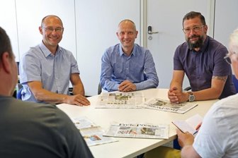Das erste Treffen der Gewinner - Die neu gewählten Stadtoberhäupter von Waldenburg, Meerane und Glauchau, Jörg Götze, Jörg Schmeißer und Marcus Steinhart (von links) im Gespräch mit den "Freie Presse"-Reportern Holger Frenzel und Stefan Stolp.