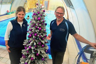 Das erste Weihnachtsgeschenk: Schwimmschule Sachsenburg erhöht die Wassertemperatur - Anja und Lutz Hoffmann in ihrer schon mit einem Baum geschmückten Schwimmschule in Sachsenburg. Dank der Dezemberhilfe des Bundes kann nun wieder mehr geheizt werden. 